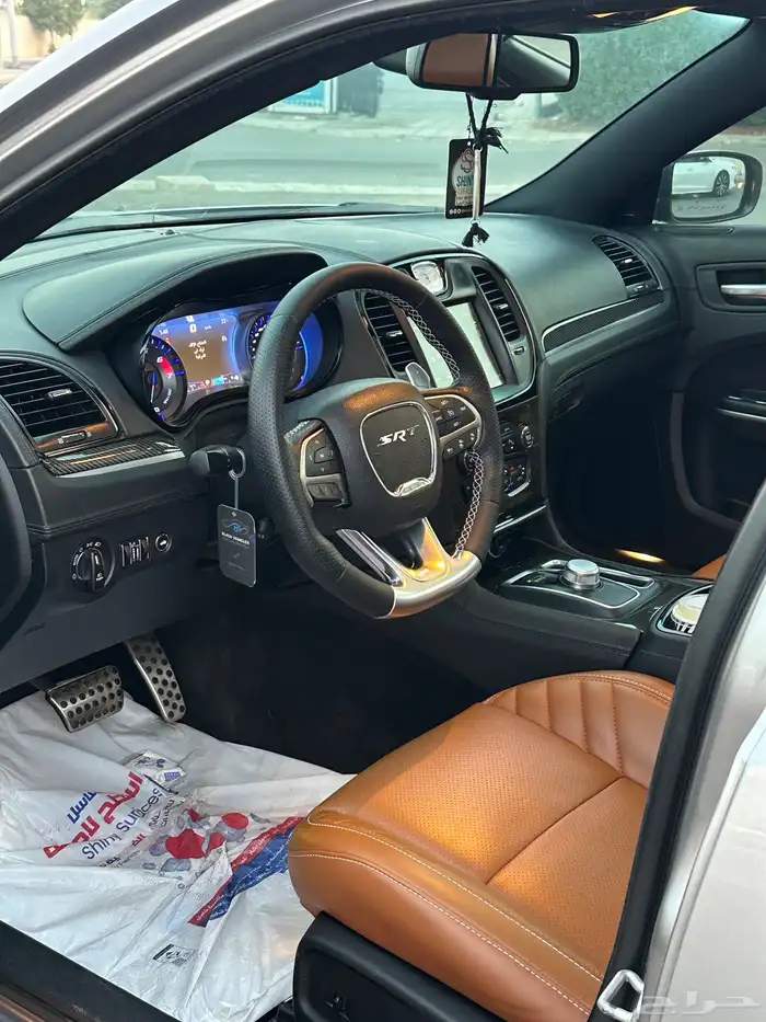 كرايزلر srt8 بلاك روف مخزن نظيف 19