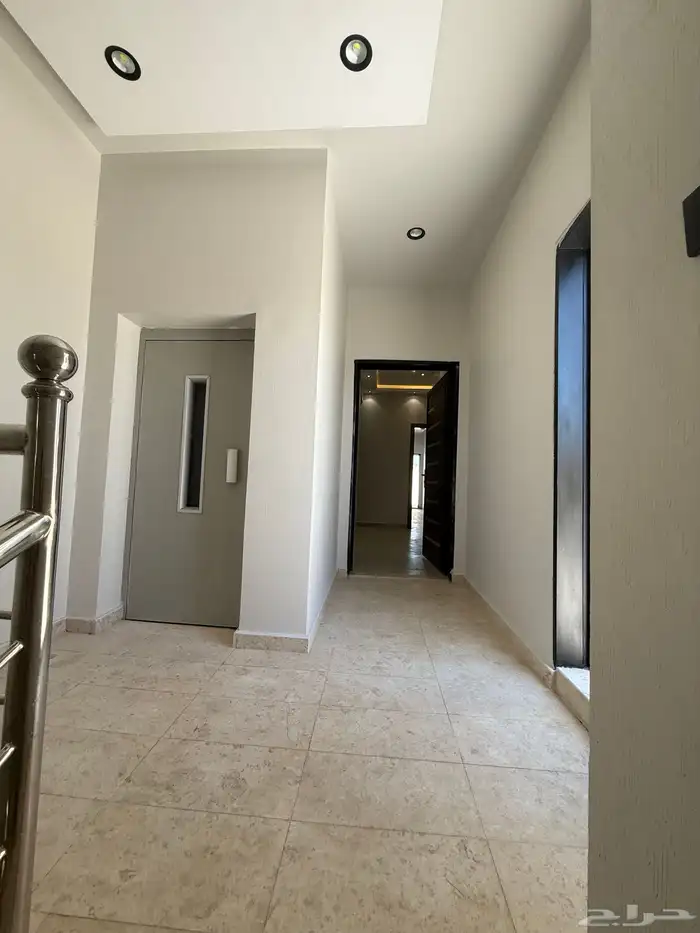 للبيع دور تاني بملحق علوي ومشب حي التسامح خميس مشيط 17