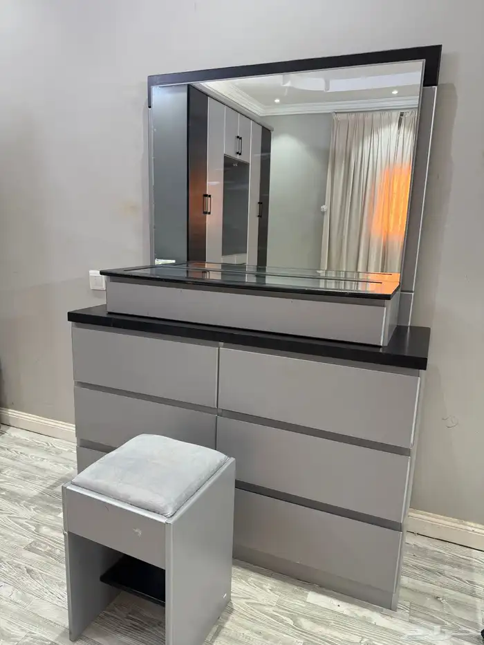 طقم غرفة نوم مودرن شبه جديد نظيف 0