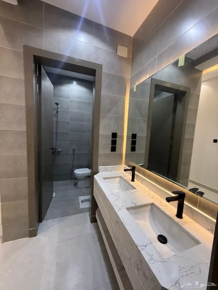 للبيع دور تاني بملحق علوي ومشب حي التسامح خميس مشيط 11