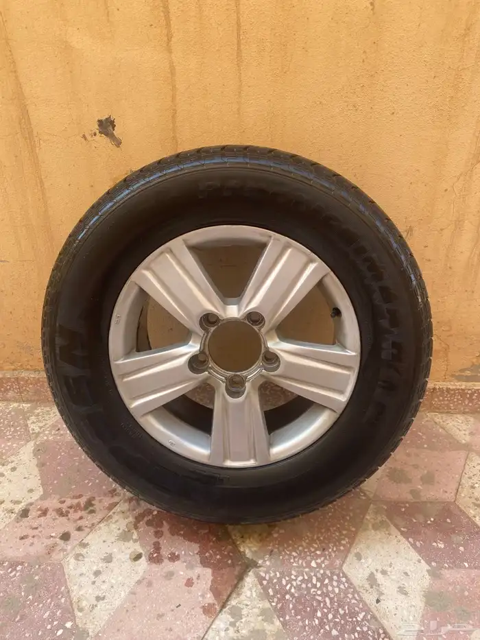 جنط مستعمل نضيف من الوجه و من الاحام نضيف للبيع مع الكفرات 1