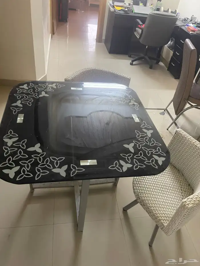 طاولة زجاج وكرسيين 0