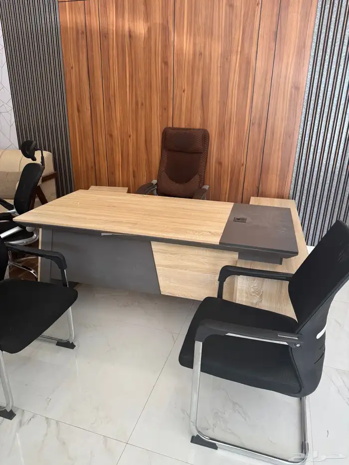 طاوله مكتب مع ملحقاتها وكراسي دوار وكراسي عادي كنب 2
