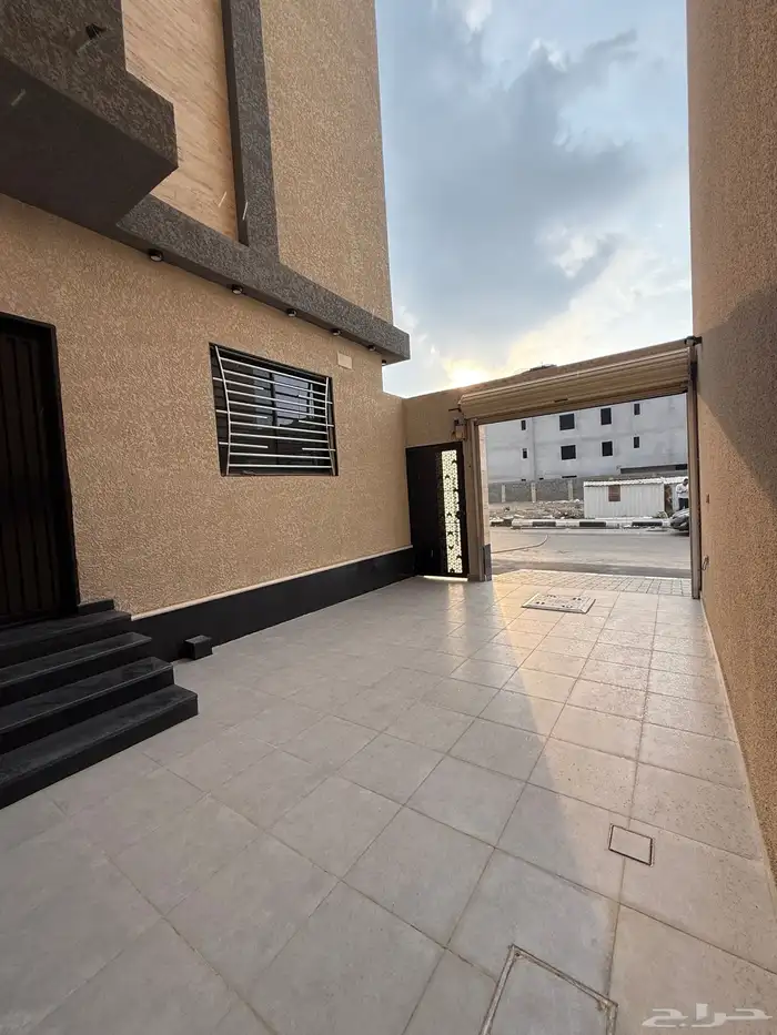 للبيع شقق ارضيه ببايكة سيارة وشقق علويه بالقرب م حي الضيافة 1