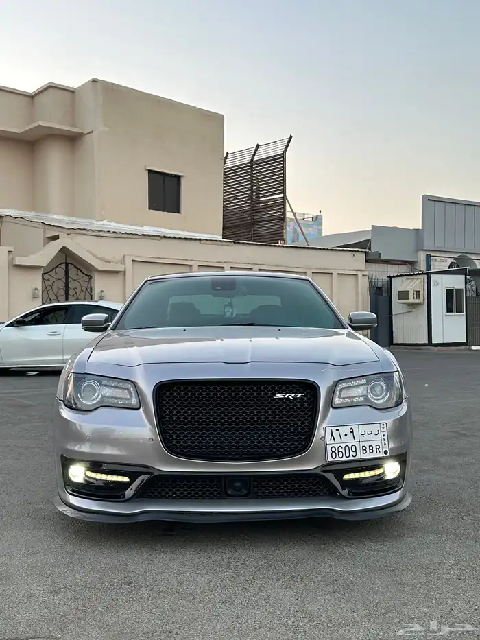 كرايزلر srt8 بلاك روف مخزن نظيف 4