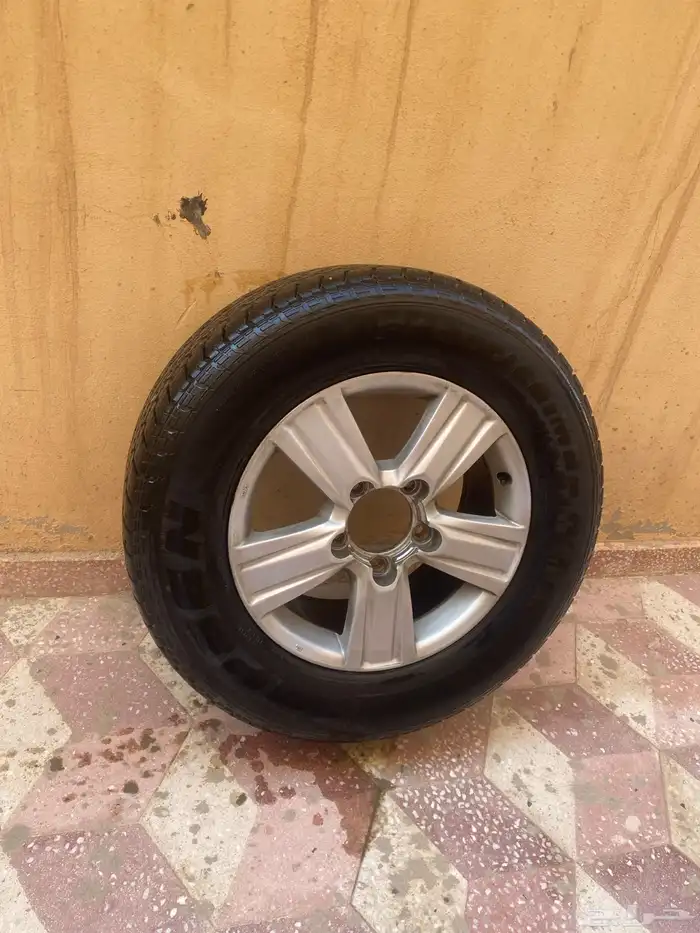 جنط مستعمل نضيف من الوجه و من الاحام نضيف للبيع مع الكفرات 4