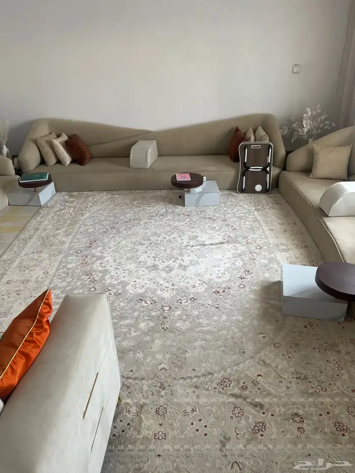 مجموعة طاولتين استقبال و طاولة كبيرة و 4 خدمه و 3 فرشات 3x4 3