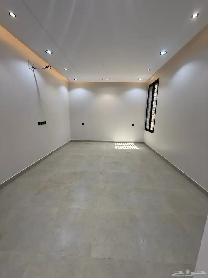 للبيع دور تاني بملحق علوي ومشب حي التسامح خميس مشيط 9