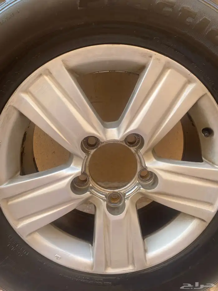 جنط مستعمل نضيف من الوجه و من الاحام نضيف للبيع مع الكفرات 6