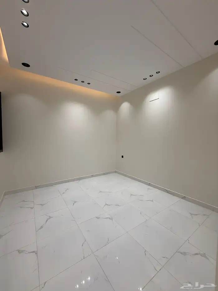 للبيع شقق ارضيه ببايكة سيارة وشقق علويه بالقرب م حي الضيافة 14