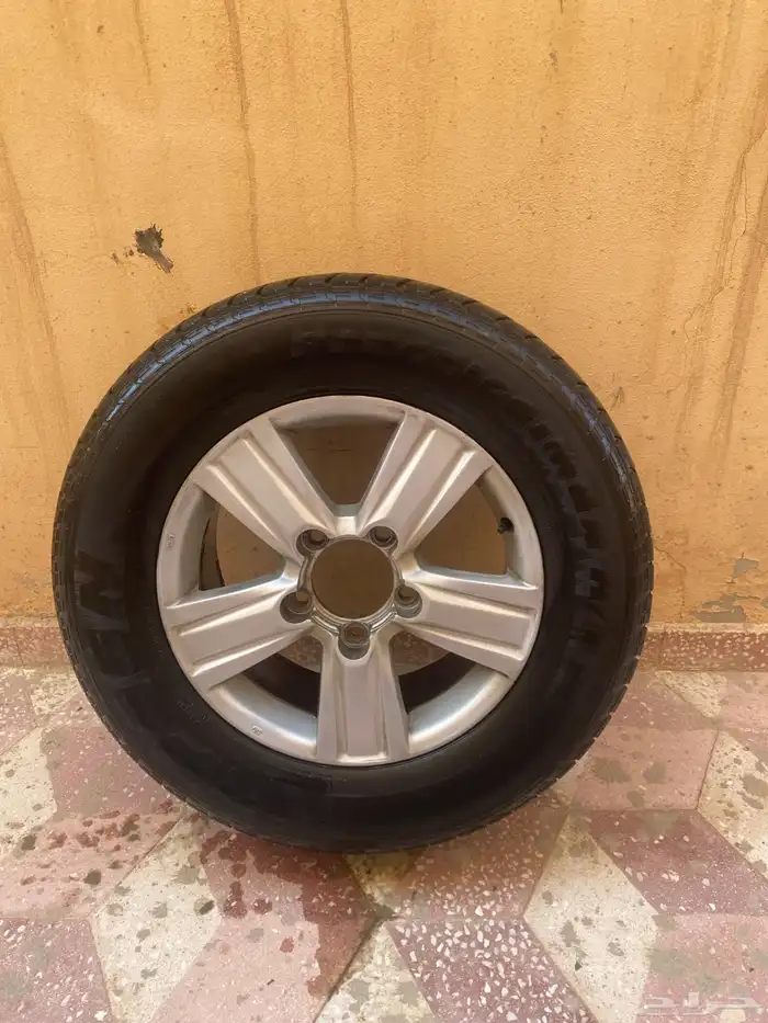 جنط مستعمل نضيف من الوجه و من الاحام نضيف للبيع مع الكفرات 3