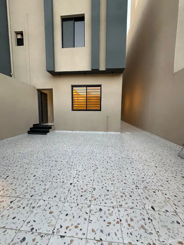 للبيع شقه ارضيه بحوش وبايكه سياره بشمال الخميس550الف 2