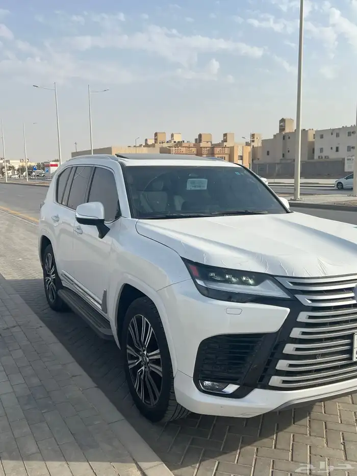 للبيع لكزس 2025 داخلي اوف وايت ماشي الف كيلو ( سعودي ) 1
