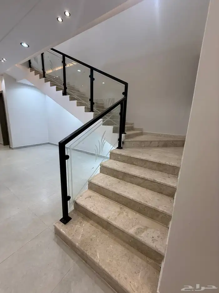 للبيع دور تاني بملحق علوي ومشب حي التسامح خميس مشيط 16