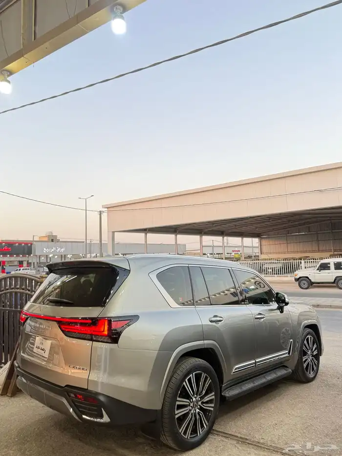 لكزس LX600 2024 عداد 25 الف وارد خليجي فل كامل 5