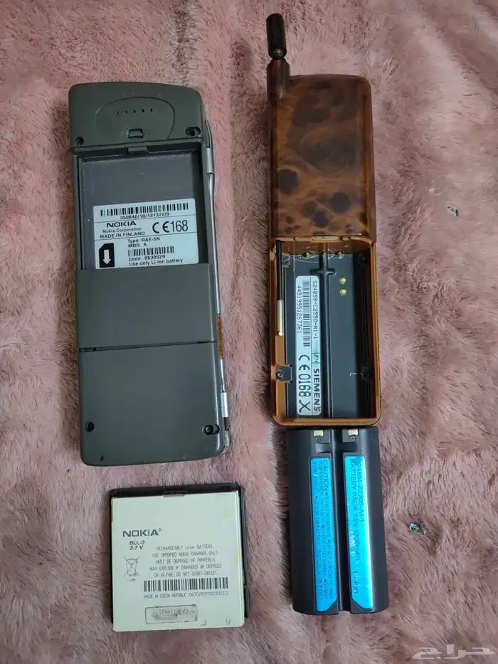 اثنين جوالات نوكيا وسمنس بحالتها ولا يوجود شاحن لها 5
