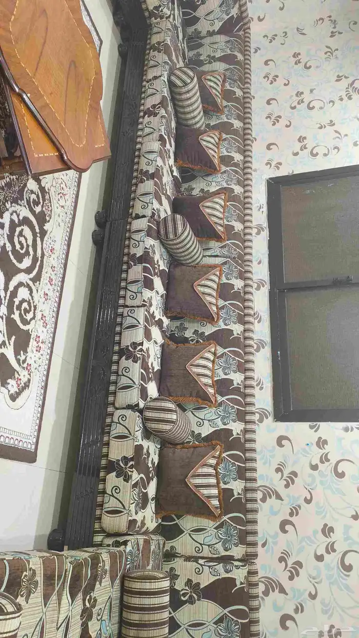 كنب تفصال للبيع مع الطاولات والسجاد 3