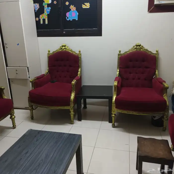 4 كراسي وكنبه 3نفر بحالة جيده 0