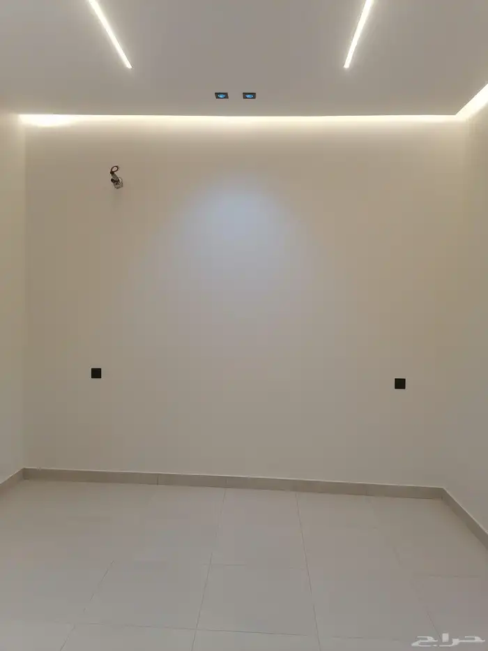 للبيع شقة تمليك روف درج داخلي للسطح بحي الملك فهد داخل الحد 16