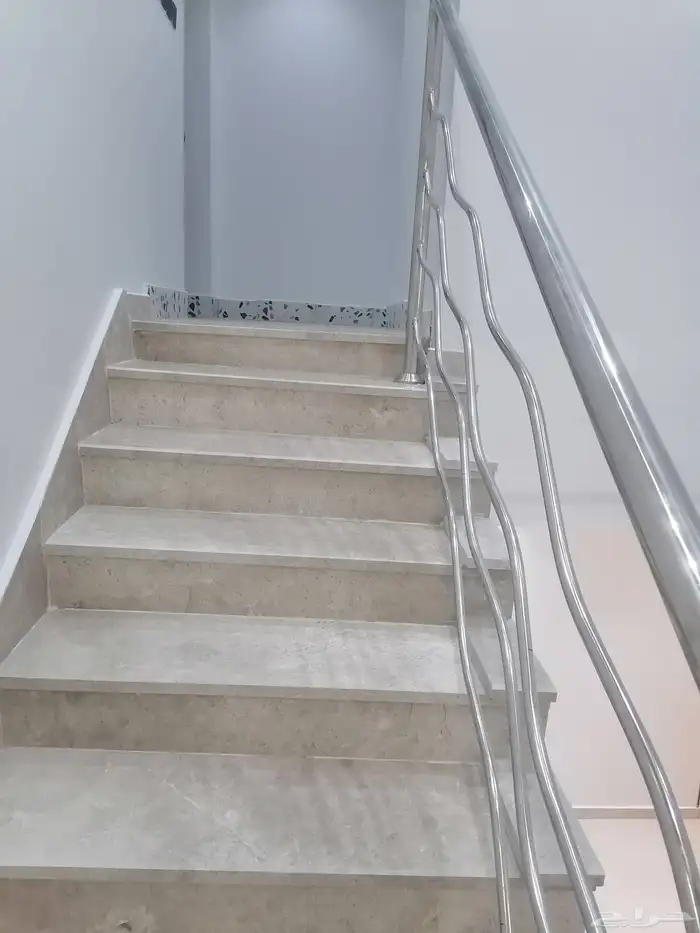 للبيع شقة تمليك روف درج داخلي للسطح بحي الملك فهد داخل الحد 18