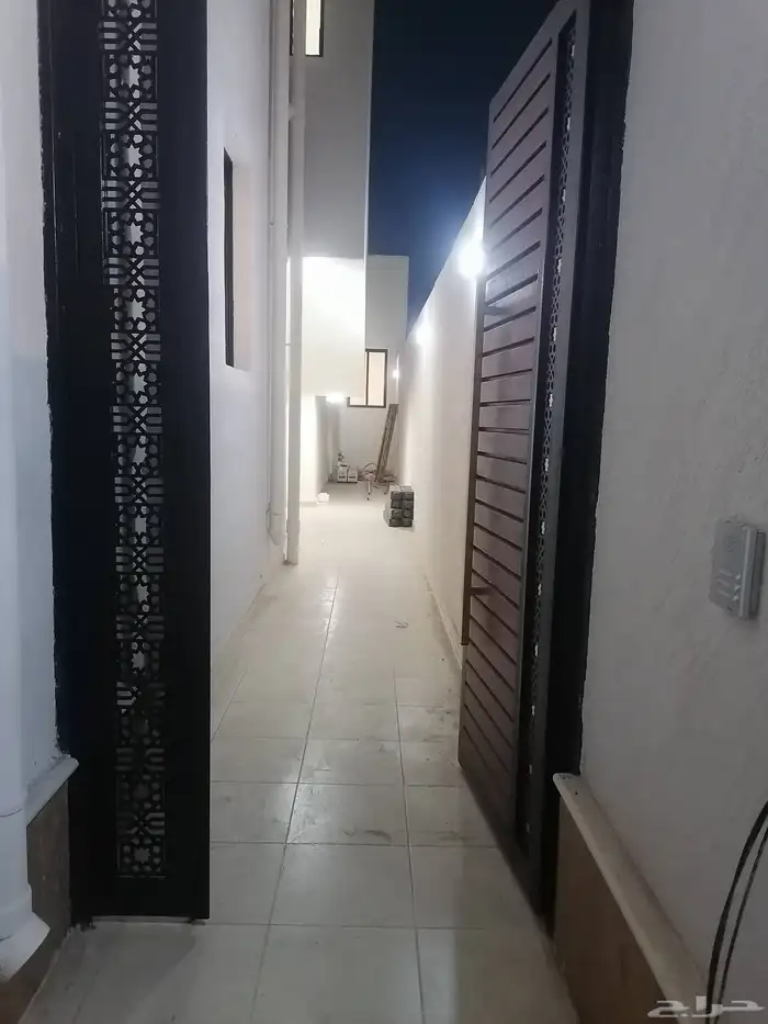 للبيع شقة تمليك روف درج داخلي للسطح بحي الملك فهد داخل الحد 21