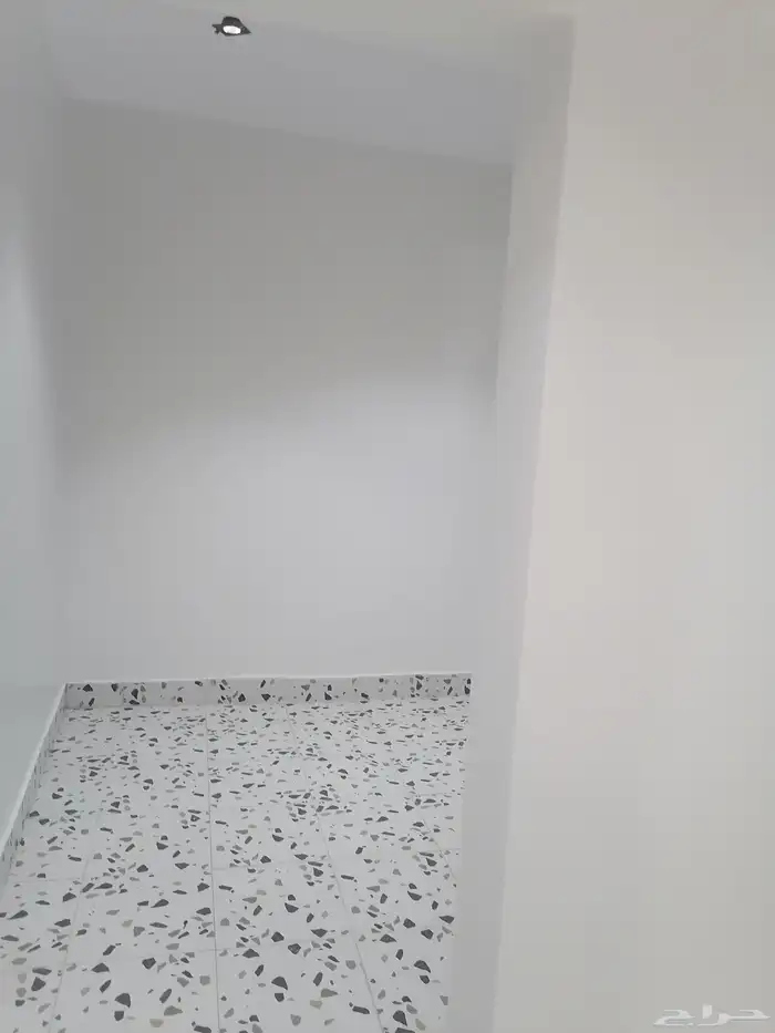 للبيع شقة تمليك روف درج داخلي للسطح بحي الملك فهد داخل الحد 20