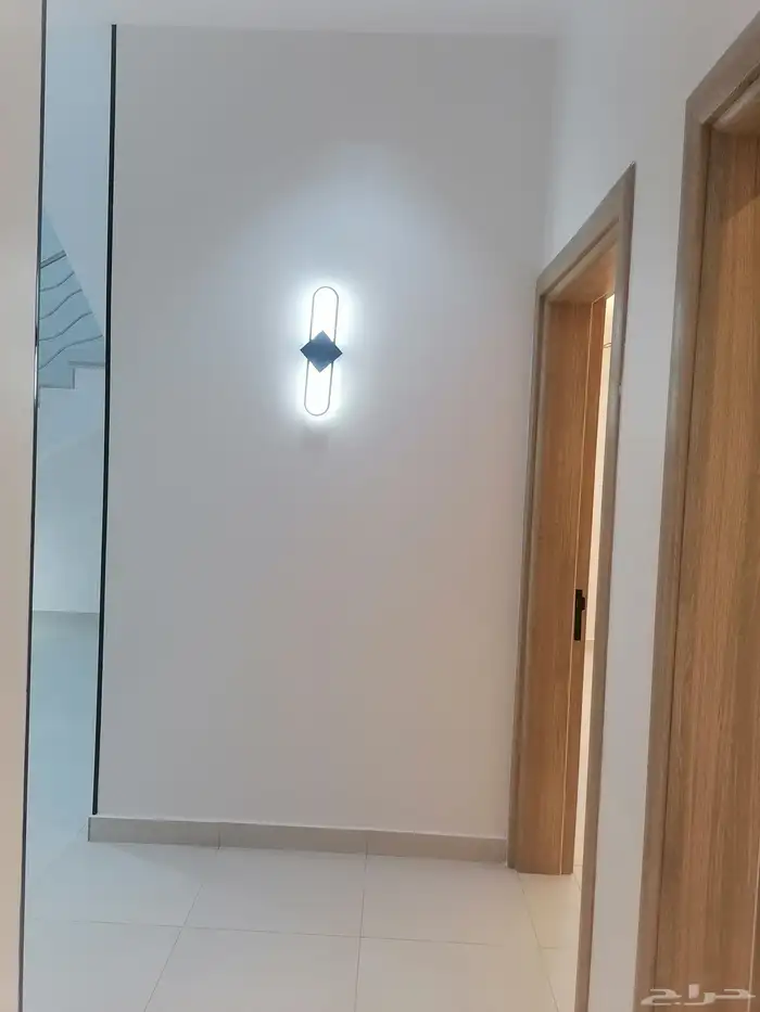 للبيع شقة تمليك روف درج داخلي للسطح بحي الملك فهد داخل الحد 6