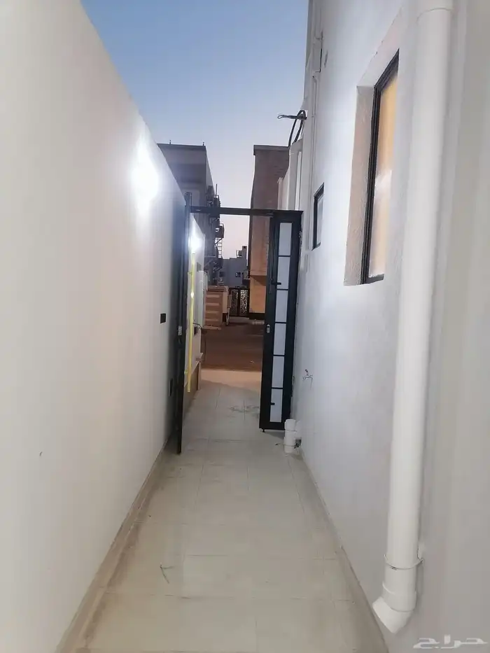 للبيع شقة تمليك روف درج داخلي للسطح بحي الملك فهد داخل الحد 2