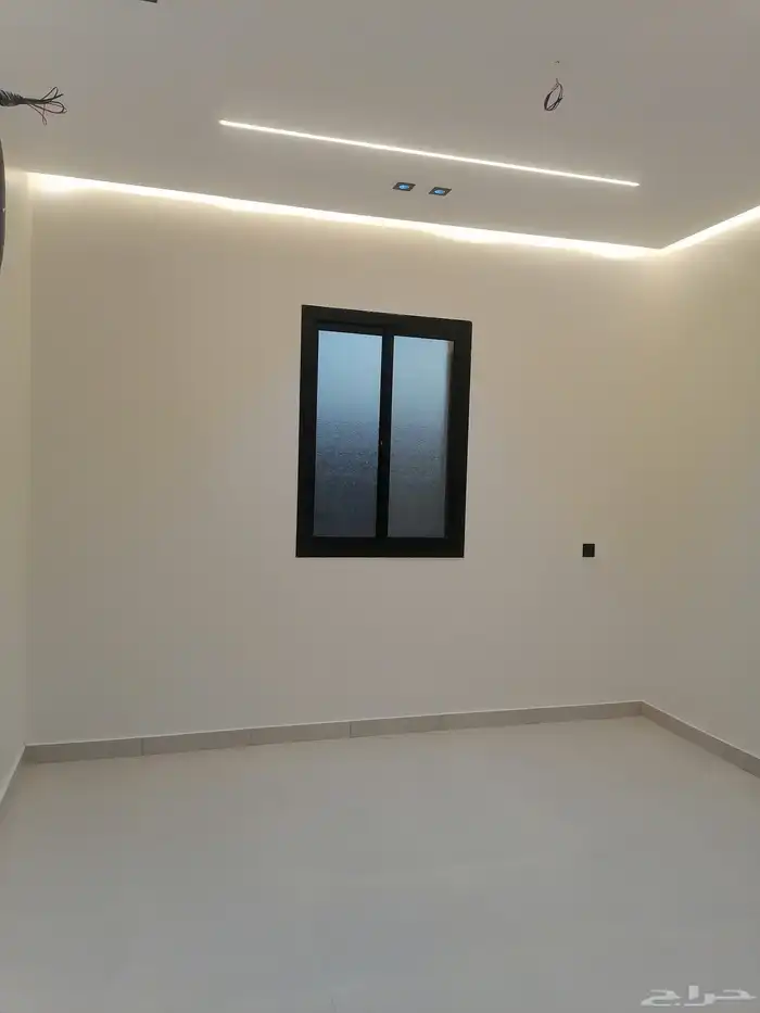 للبيع شقة تمليك روف درج داخلي للسطح بحي الملك فهد داخل الحد 9