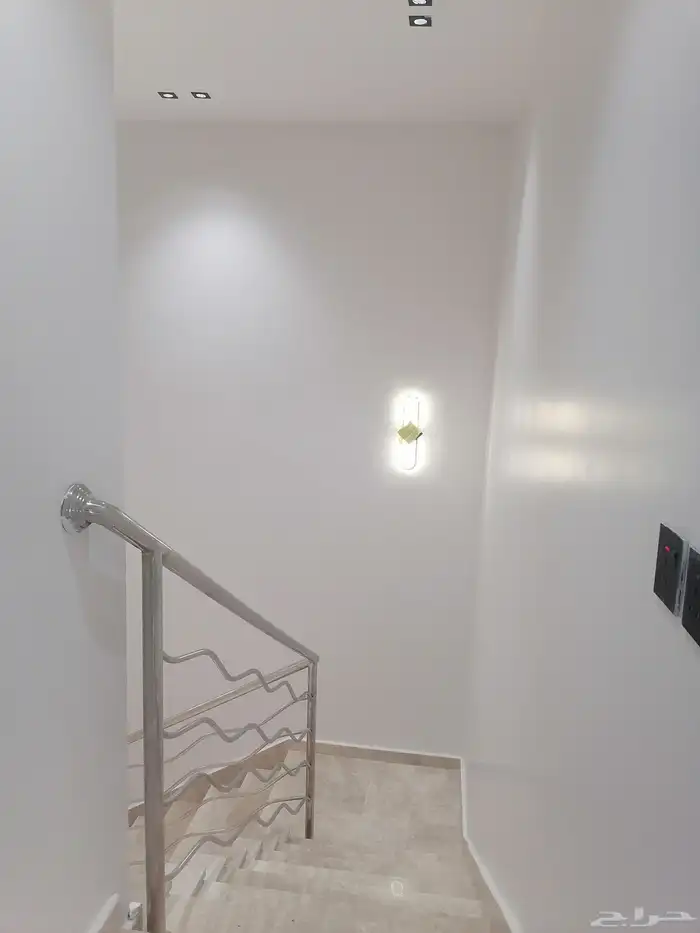 للبيع شقة تمليك روف درج داخلي للسطح بحي الملك فهد داخل الحد 19