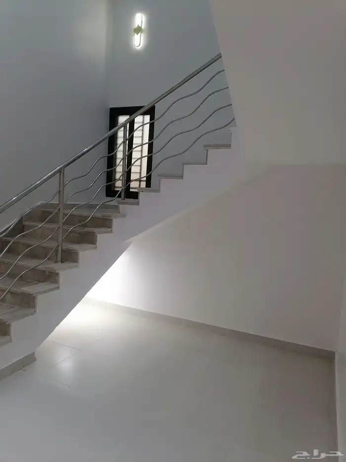 للبيع شقة تمليك روف درج داخلي للسطح بحي الملك فهد داخل الحد 14