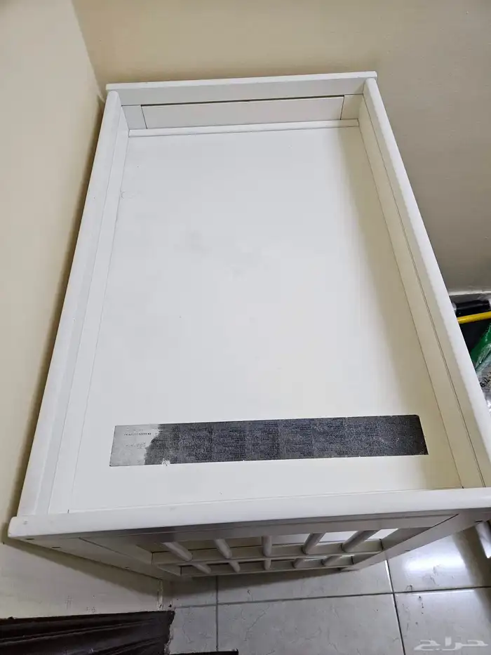 Table white in good condition 4