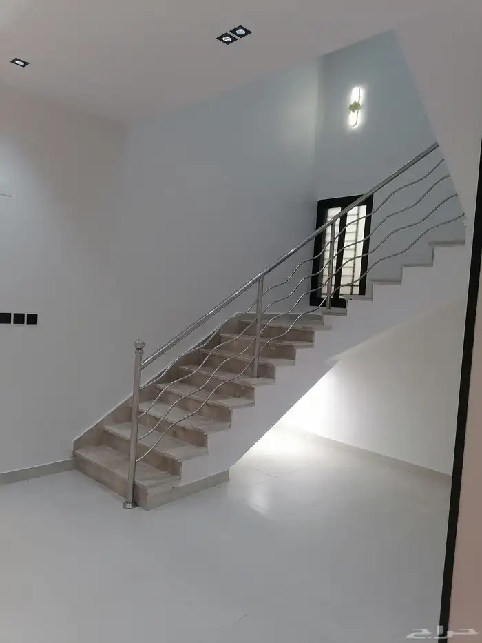 للبيع شقة تمليك روف درج داخلي للسطح بحي الملك فهد داخل الحد 15