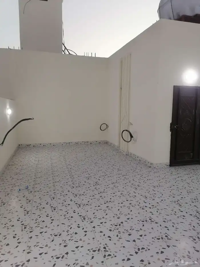 للبيع شقة تمليك روف درج داخلي للسطح بحي الملك فهد داخل الحد 24