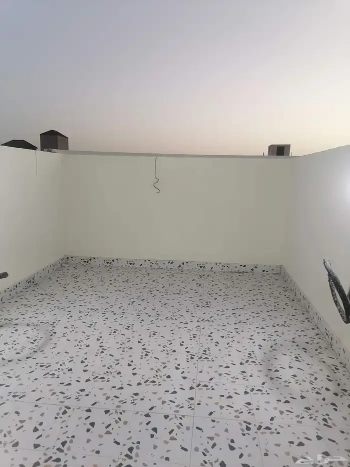 للبيع شقة تمليك روف درج داخلي للسطح بحي الملك فهد داخل الحد 22