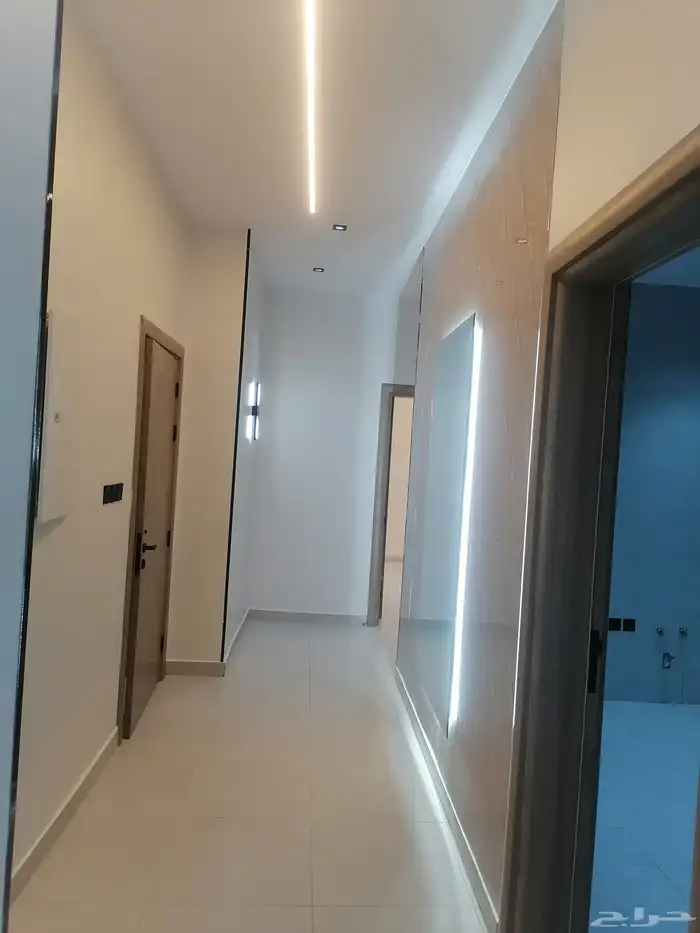 للبيع شقة تمليك روف درج داخلي للسطح بحي الملك فهد داخل الحد 8