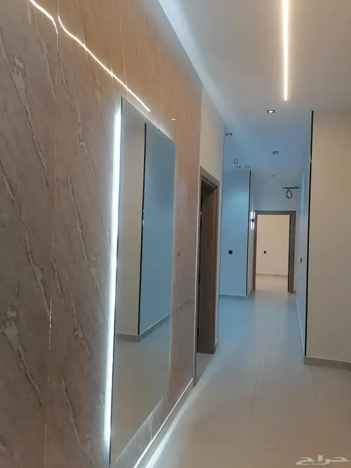 للبيع شقة تمليك روف درج داخلي للسطح بحي الملك فهد داخل الحد 13