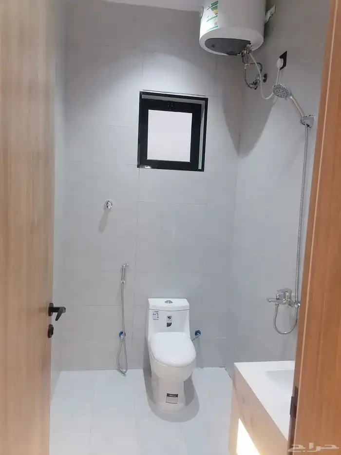 للبيع شقة تمليك روف درج داخلي للسطح بحي الملك فهد داخل الحد 4