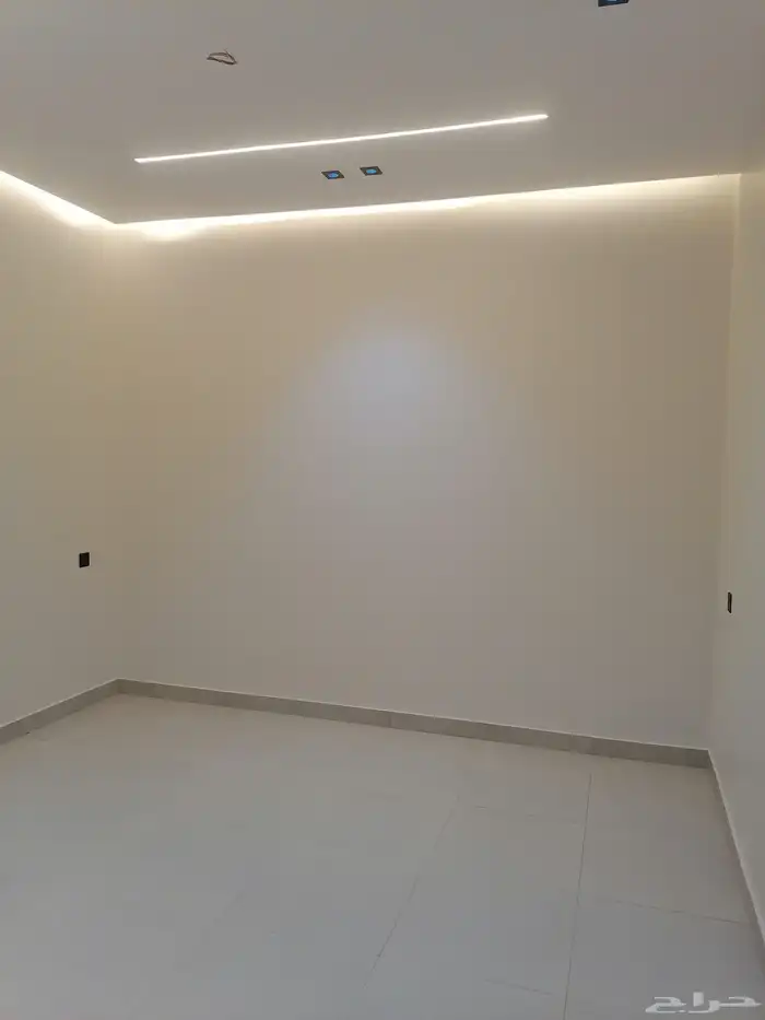 للبيع شقة تمليك روف درج داخلي للسطح بحي الملك فهد داخل الحد 5