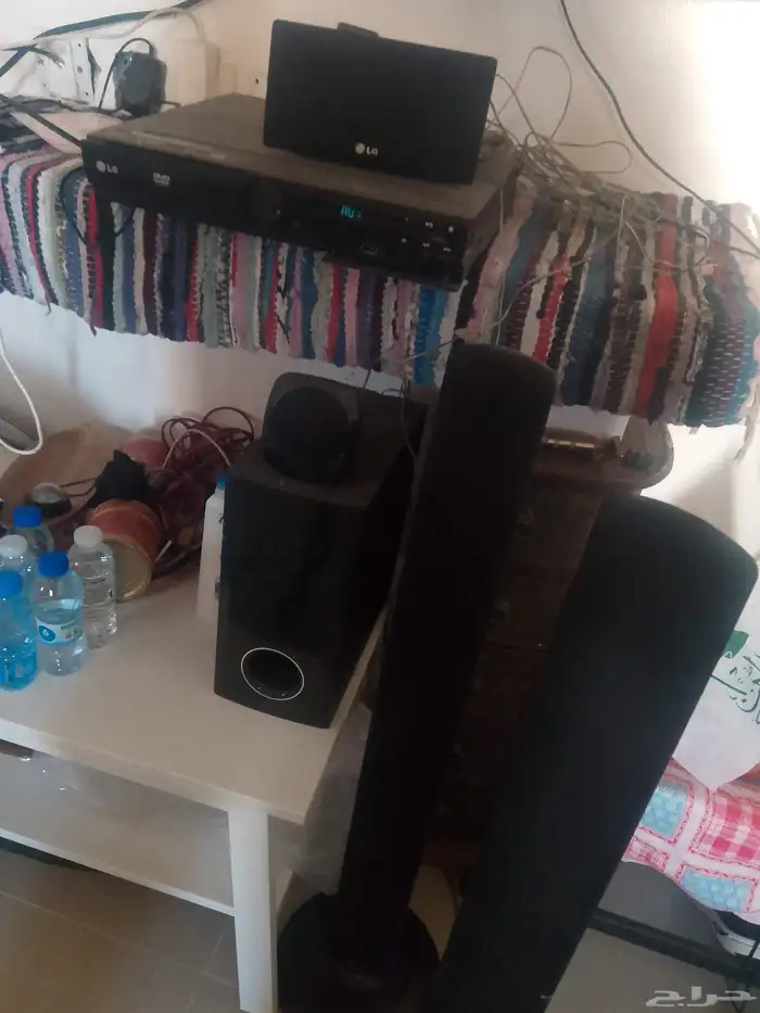 استديو مع مسراح سماعتين 2 كبيره وثلاثه سماعت صغيره مع مضخم ص 4