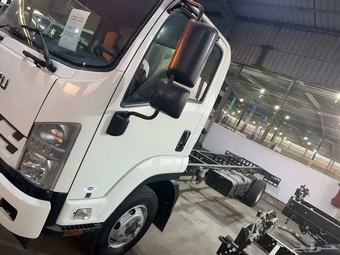 ايسوزو شاحنة 7.5طن شاص 6.80م عدد 6مسمار موديل 2025 1