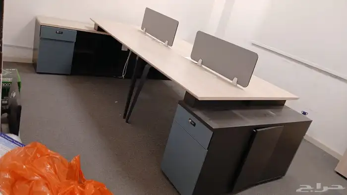مكتب مفرد ومكتب مشترك ودولاب للبيع شبه جديد 0