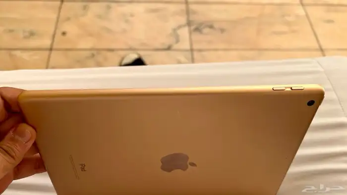 iPad 6th generation like new no scratches or cracks 4