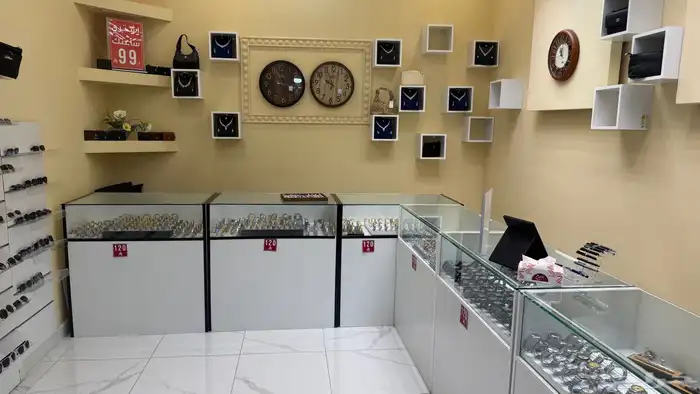 محل ساعات ونظارات للتقبيل في شارع المشاغل 8