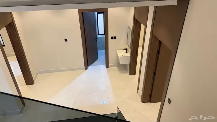 للبيع فيلا فاخرة بتصميم عصري وموقع مميز 7