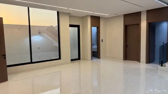 للبيع فيلا فاخرة بتصميم عصري وموقع مميز 4