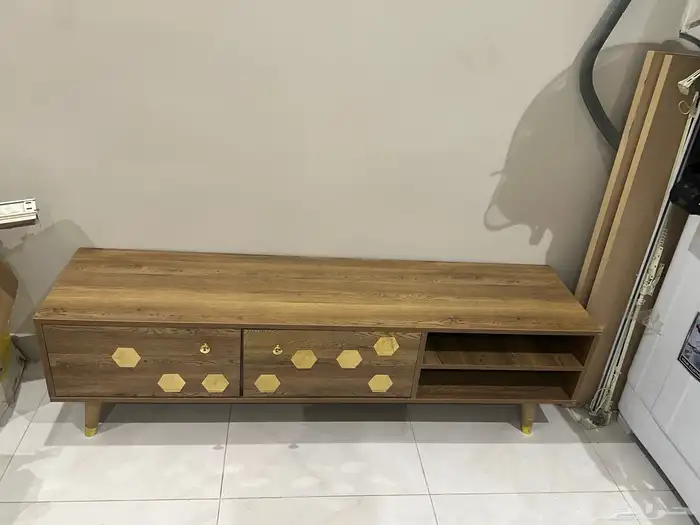 طاولة تلفزيون للبيع باقية نظيفة مره 0