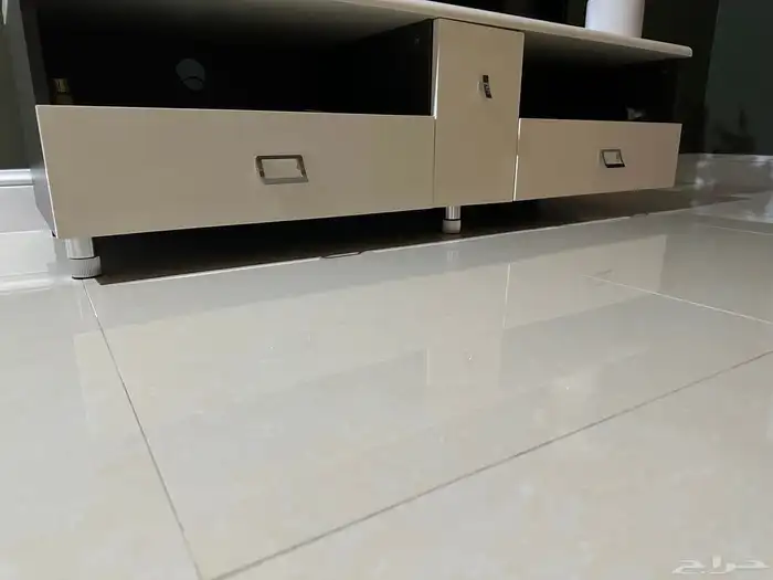 طاولة تلفزيون نظيفة 1