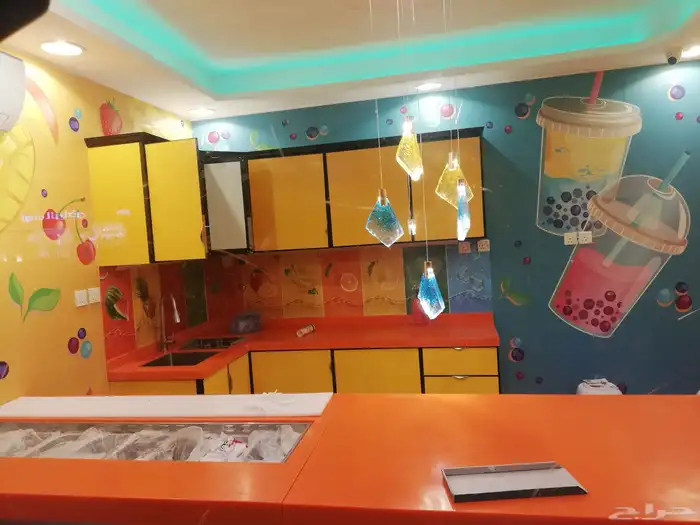 تصميم وتنفيذ ديكور لمحل عصير بتفاصيل وألوان مماثلة ومتناسقة 1