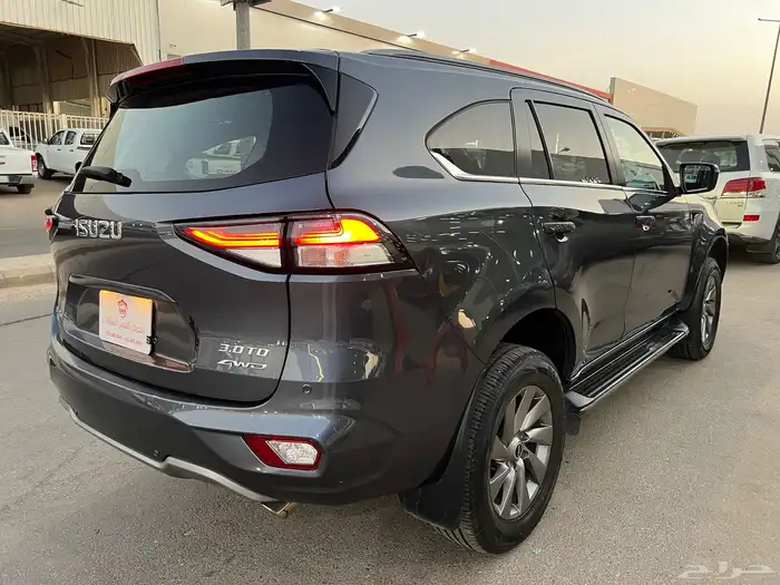 ايسوزو ام يو اكس 2023 فل كامل 6